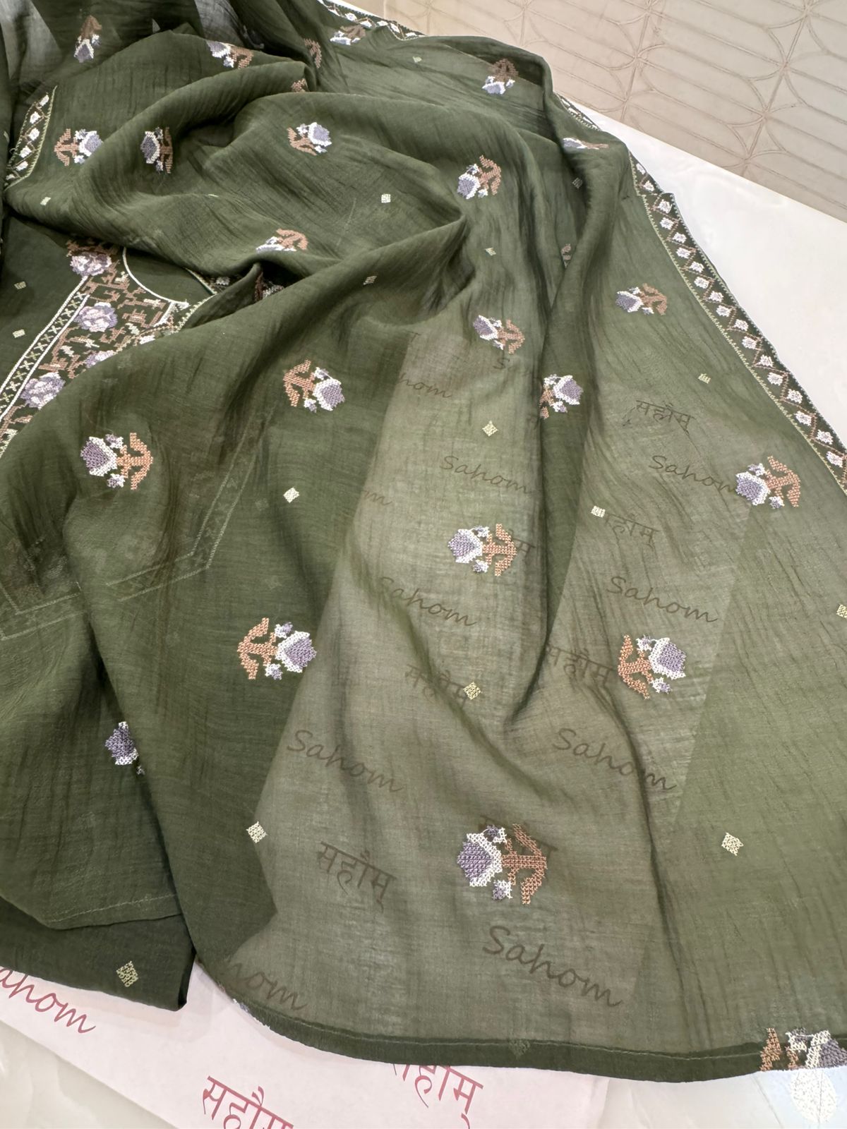 Mul Chanderi Thread Work Suit