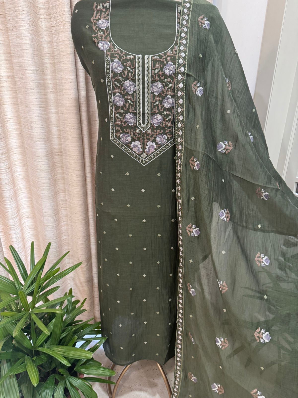 Mul Chanderi Thread Work Suit