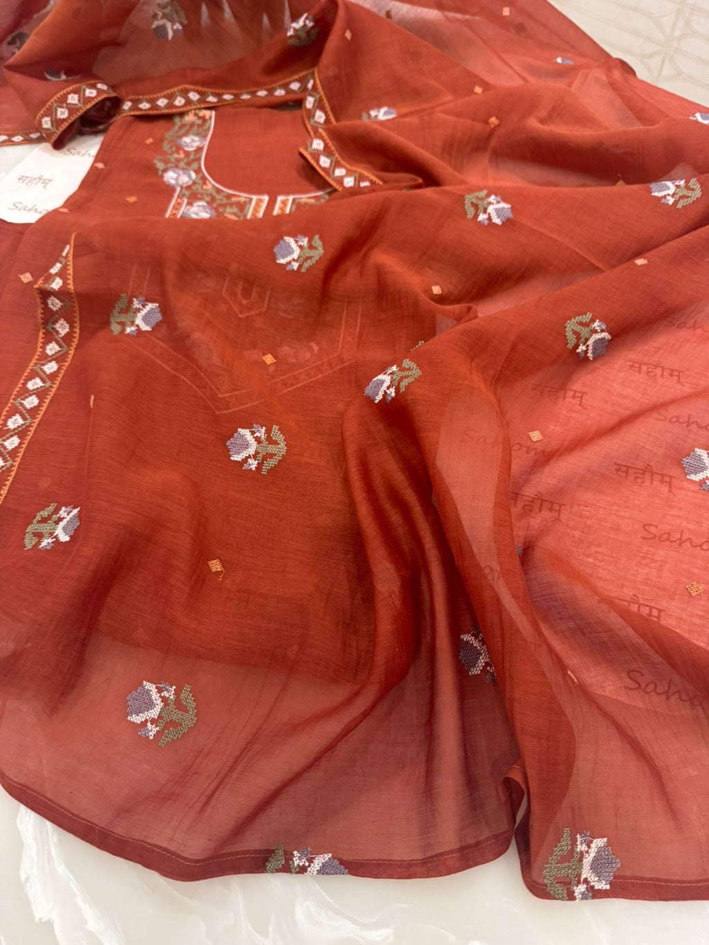 Mul Chanderi Thread Work Suit